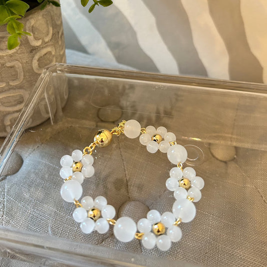 Zenzii Glassed Flower Bracelet | White